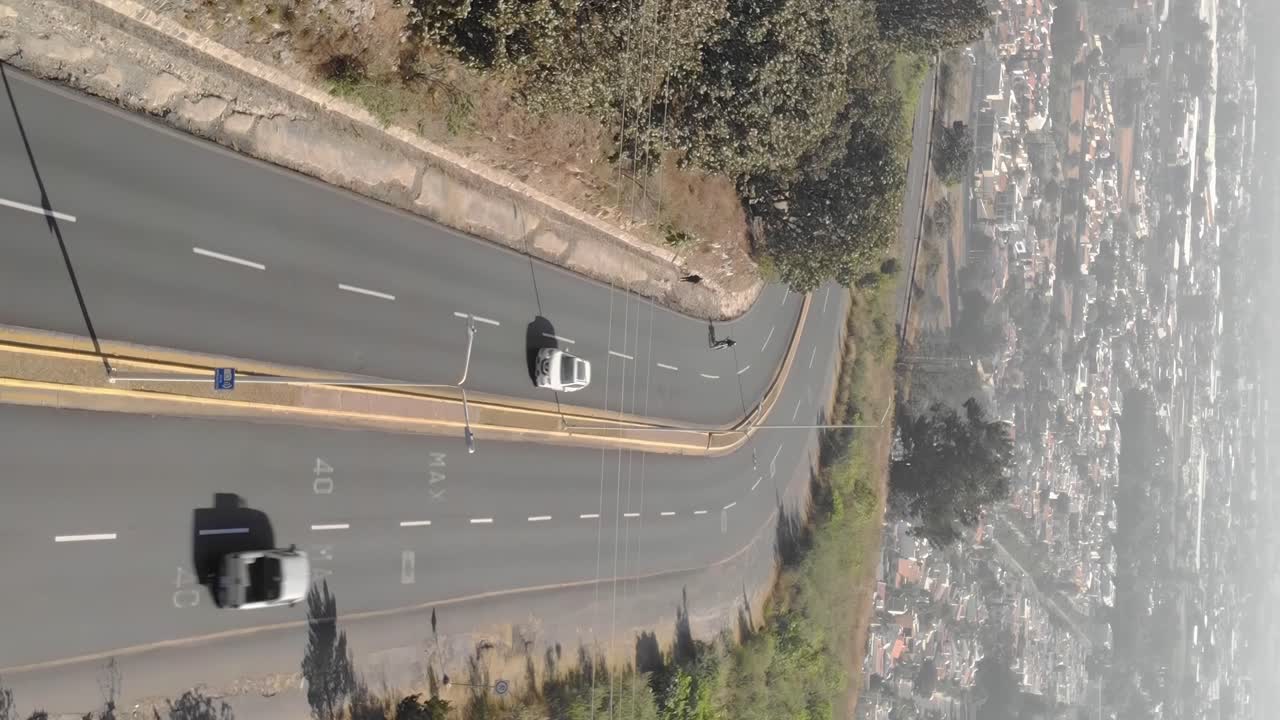 도시 경관을 볼 수 있는 이국적인 고속도로 도로, 수직 조감도