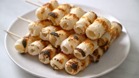 pastel de pasta de pescado en forma de tubo a la parrilla o brocheta de calamar de tubo