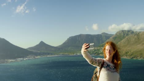 mujer tomando una selfie con un teléfono móvil en el campo 4k