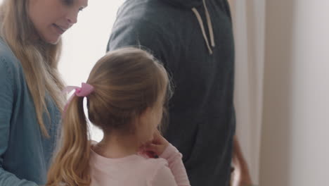 familia feliz mudándose a una nueva casa dueños colgando fotos decorando la casa juntos con los niños pareja joven disfrutando de la inversión inmobiliaria con los niños imágenes de 4k