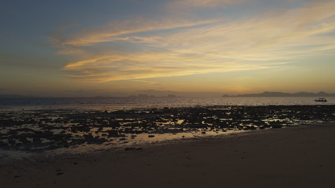 la hermosa playa de koh kradan al atardecer