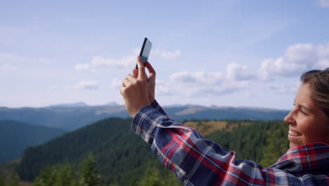 Mujer-Fotografiando-Paisajes-En-Un-Teléfono-Inteligente