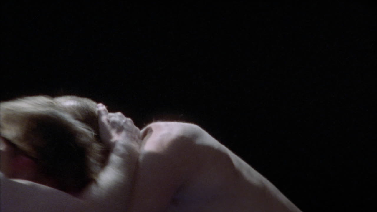 dos hombres luchan en una competencia