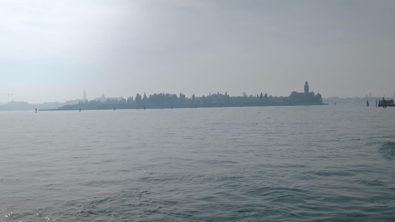 베니스 (이탈리아) 의 바다 건너편에 있는 섬의 먼 풍경, 안개가 가득한 날