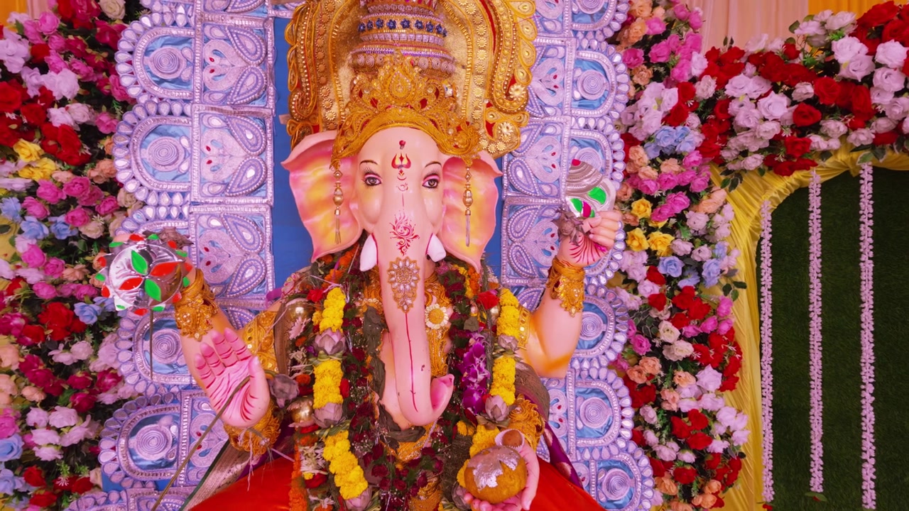 Lord Ganesha è la venerata divinità indù con la testa di elefante, nota come colui che rimuove gli ostacoli e dio della saggezza, dei nuovi inizi e della prosperità