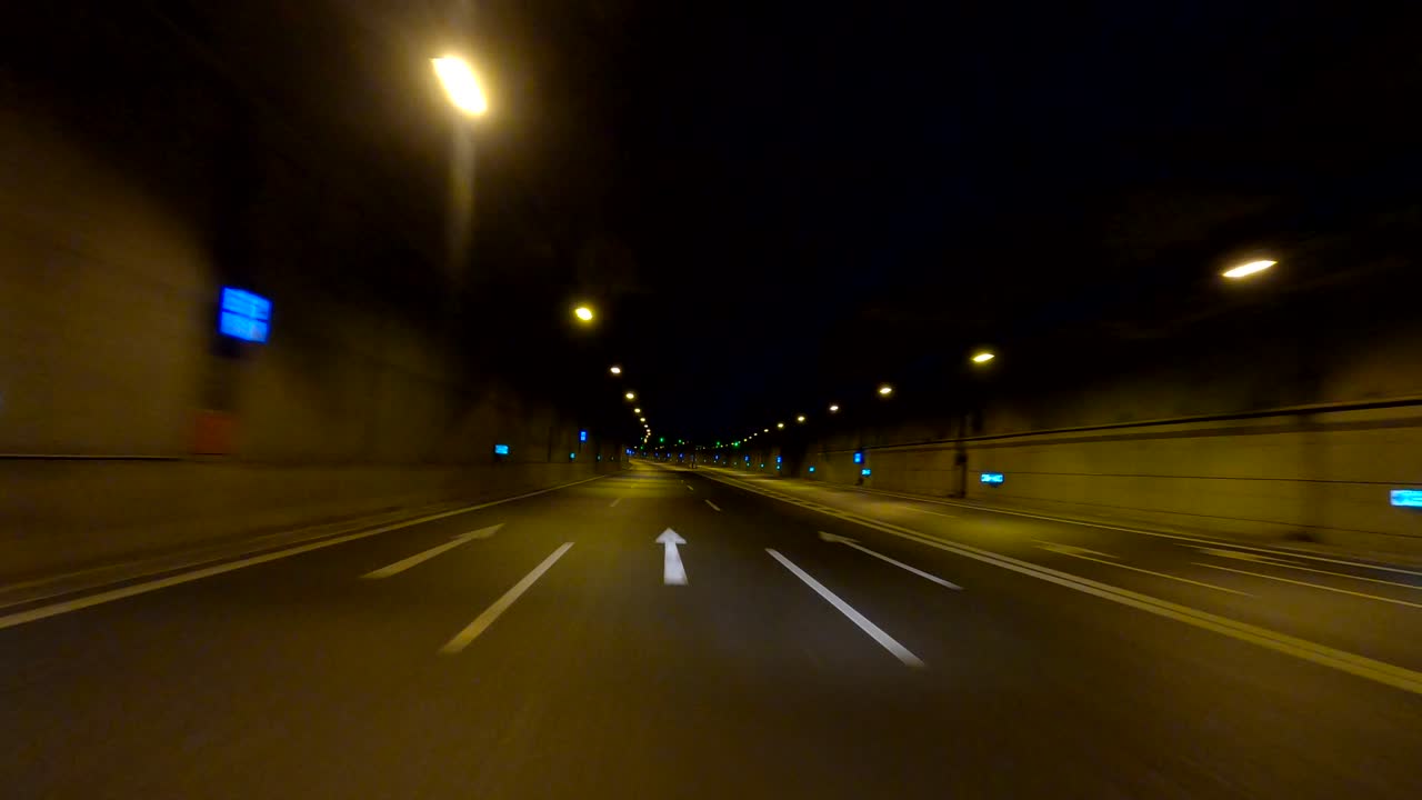 Timelapse - Guidare su un'autostrada vuota di notte durante il lockdown in Grecia.