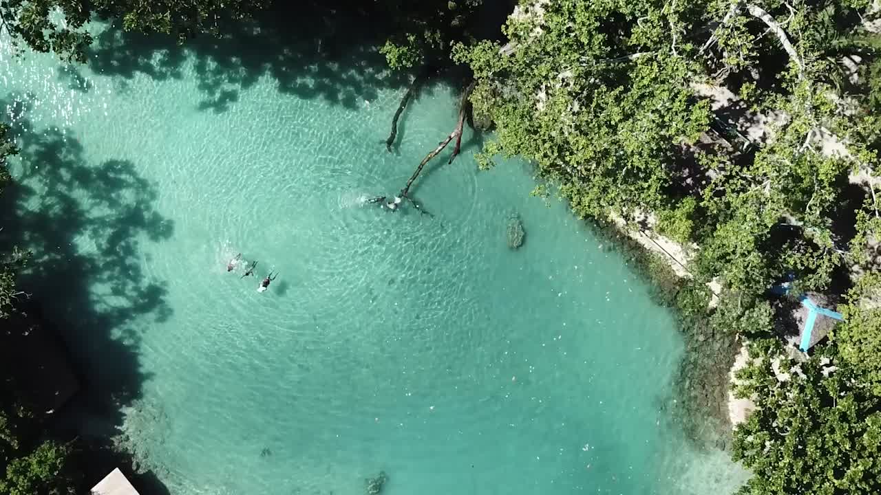 vista panorámica de la gente nadando y disfrutando de la laguna azul vanuatu
