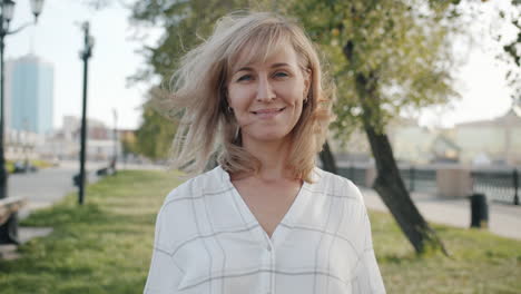 mujer sonriente en un parque