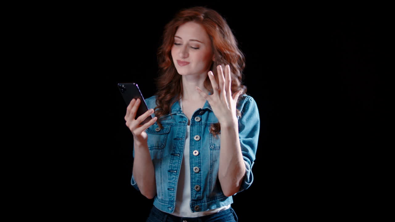 젊은 백인 여성이 좌절스러운 문자 대화를 하고 있습니다.