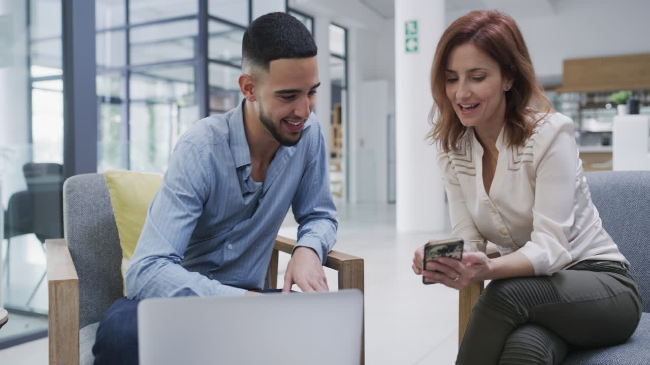 una joven empresaria y un hombre de negocios usando