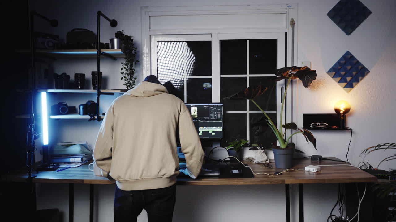 크리에이티브 편집 스튜디오에서 마감일을 맞추지 못해 스트레스를 받음