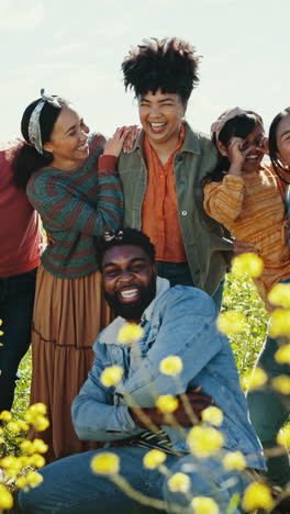 Familie,-Reisen-Und-Freunde-Im-Feld-Mit-Blumen