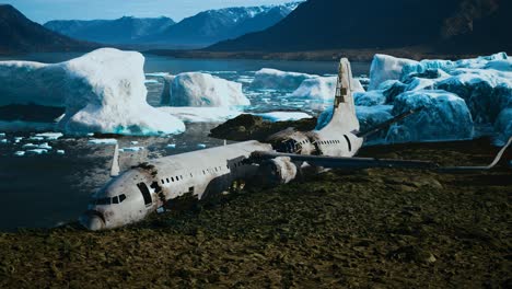 Viejo-Avión-Roto-En-La-Playa-De-Islandia