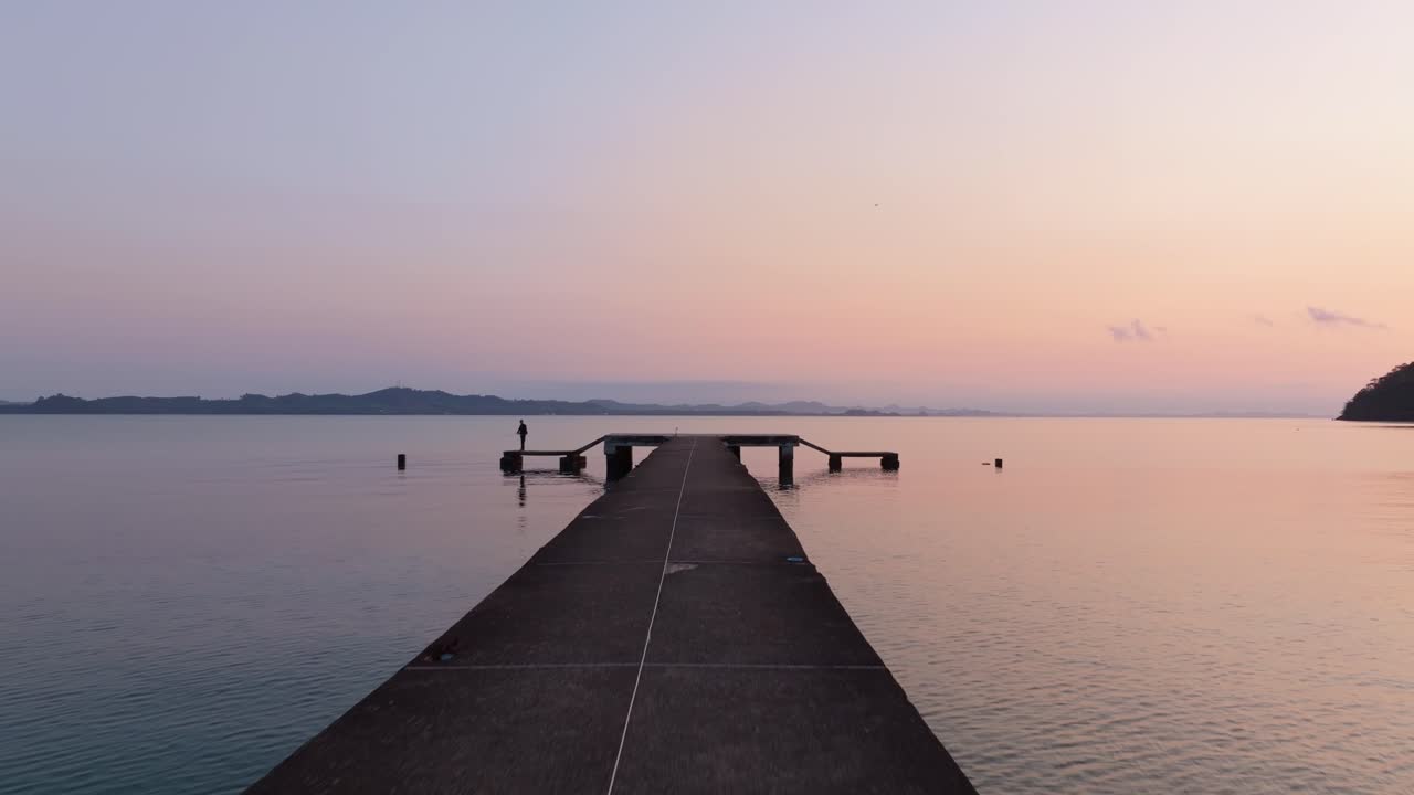 Scatto da drone di un pescatore solitario sul molo all'alba, Koh Chang, Thailandia