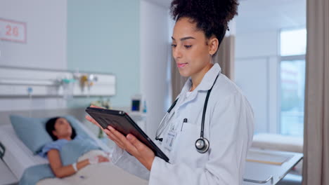 Happy-woman,-doctor-and-tablet-in-medical