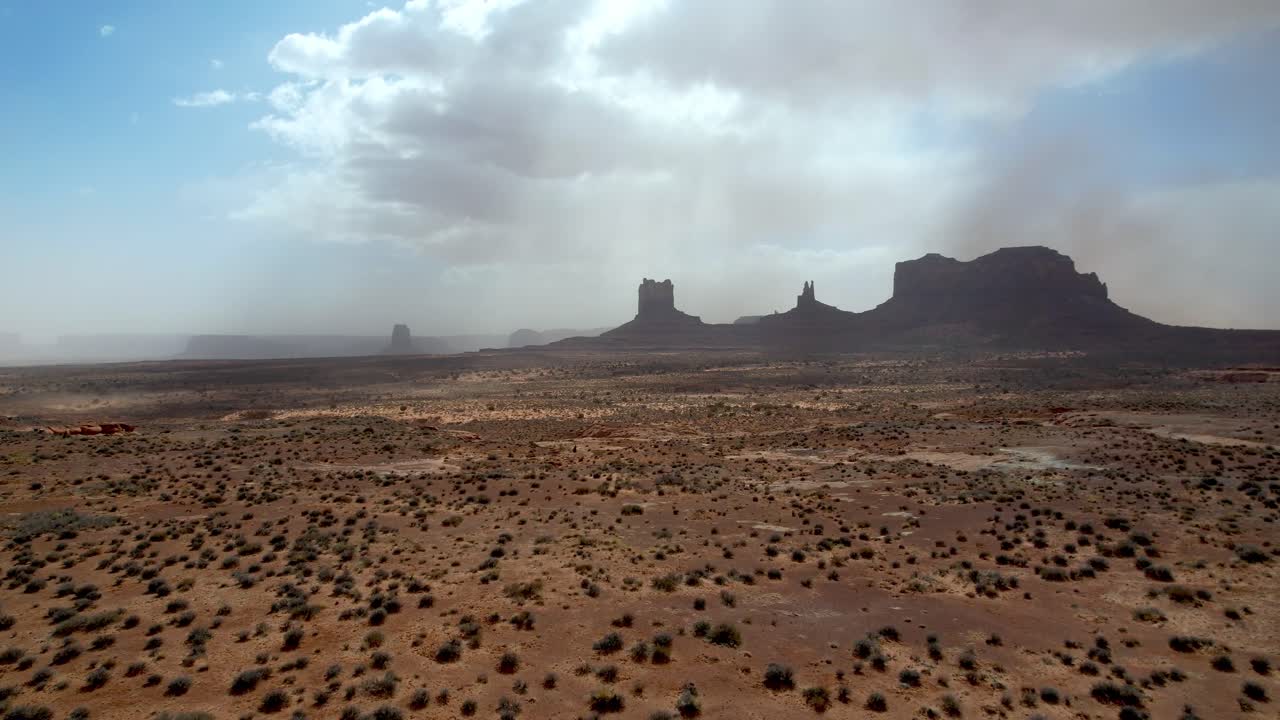 valle del monumento aéreo utah durante la tormenta de arena