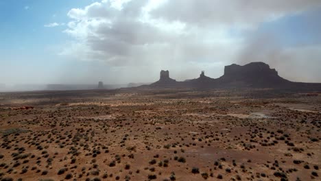 Aerial-Monument-Valley-Utah-Während-Eines-Sandsturms