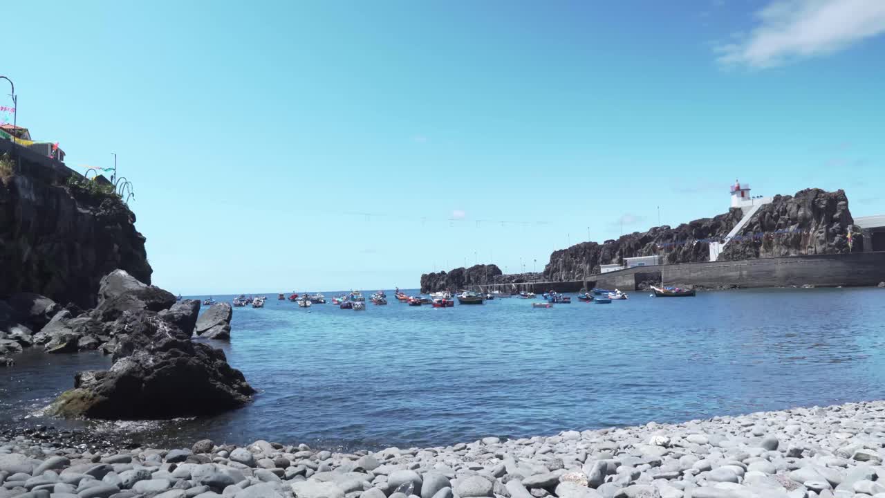 화산 항구 에 있는 어선 들