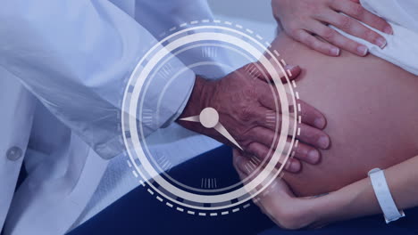 reloj en movimiento rápido sobre la sección media de un médico varón diverso con las manos en el vientre del paciente embarazada