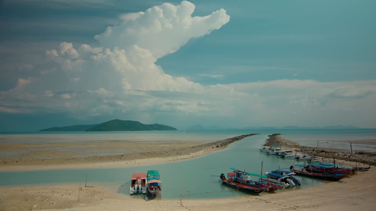 bahía de la isla tropical con barcos