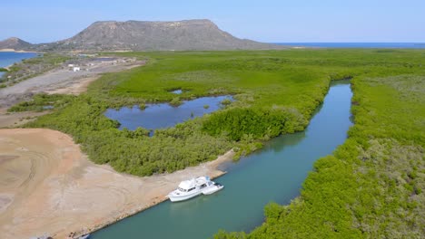 夏天在 monte cristi marina 停靠的游艇与河流和红树林植物的空中拍摄