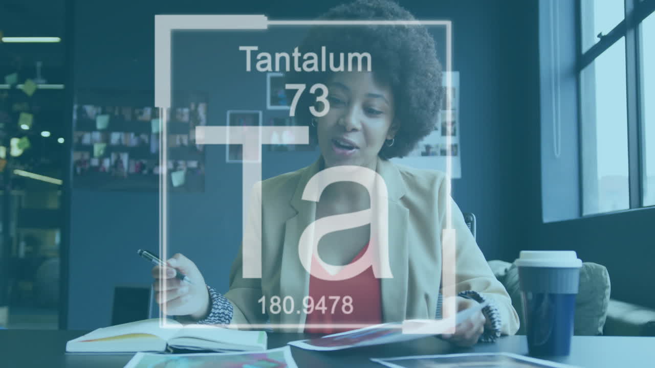 Animation de symboles d'éléments chimiques et de numéros atomiques, femme métisse discutant en appel vidéo