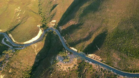 vista aérea de arriba hacia abajo de una sinuosa carretera de montaña al atardecer en sudáfrica
