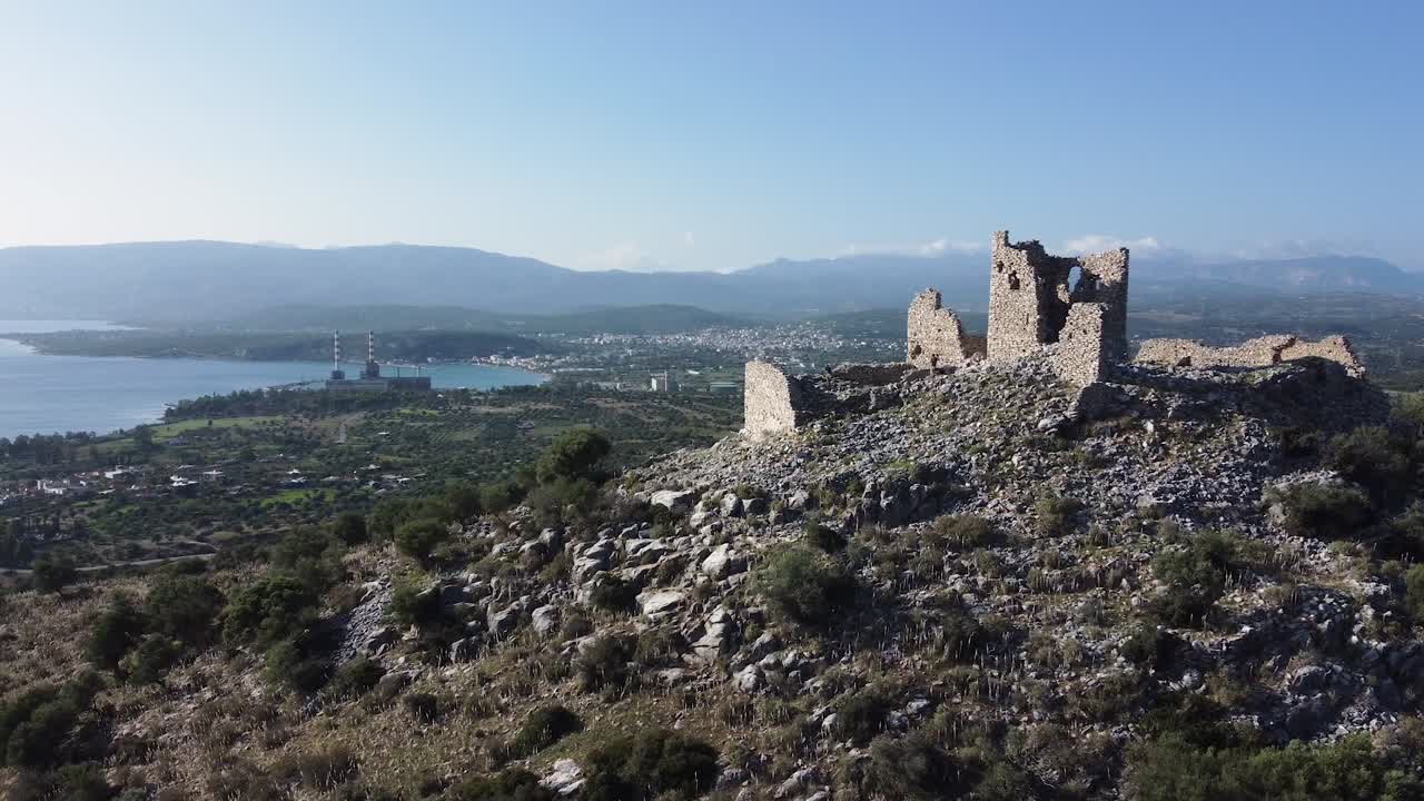 un disparo de drone de un castillo en la cima de una colina con vistas al mar