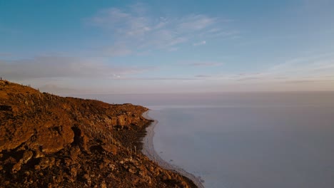 Explore-Bolivia's-beauty-with-mesmerizing-drone-footage-of-Isla-Incahuasi,-Salar-de-Uyuni's-salt-flats,-and-distinct-cacti-from-above