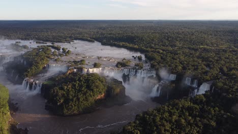 Malerische-Drohnenaufnahme-Berühmter-Iguazu-Wasserfälle-Im-Amazonas-Regenwald-Bei-Sonnenuntergang