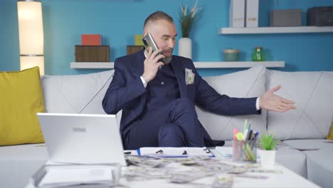 un hombre de negocios rico hablando por teléfono riendo. está muy feliz.