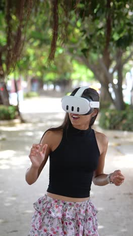 mujer experimentando realidad virtual en un parque