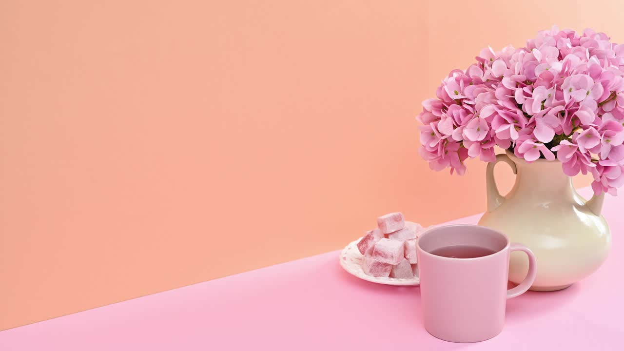 dulces turcos con flores rosadas de primavera en un tema rosado naranja brillante.