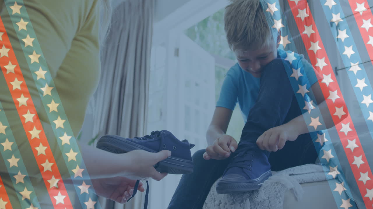 animación de rayas y estrellas sobre madre caucásica ayudando a su hijo a atarse los zapatos