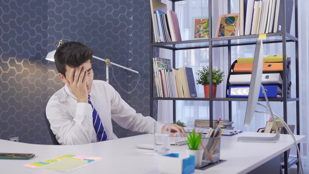 컴퓨터에서 일하는 사업가는 우울하고 스트레스를 받습니다.