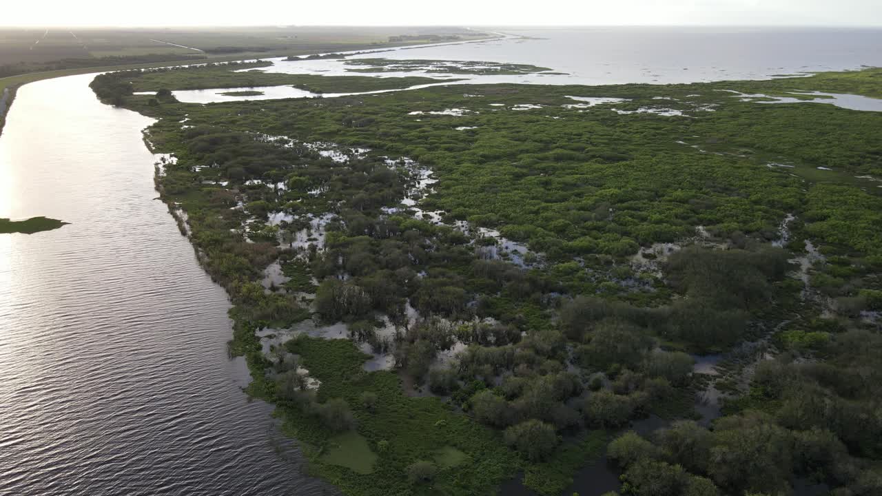 플로리다 주 오키초비 호수 근처 사우스 플로리다 펌프장의 회전 공중