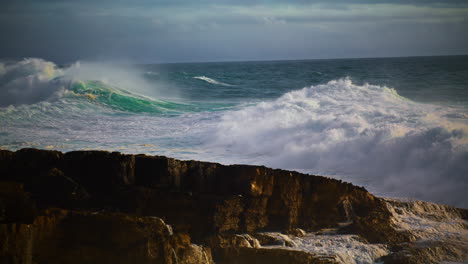 Enormes-Olas-Rompiendo-La-Playa-Rocosa-En-Cámara-Súper-Lenta.-Poderosas-Olas-Del-Mar-Rodando