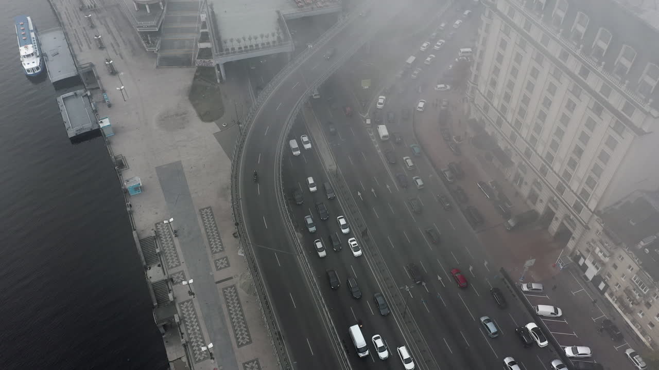 안개가 가득한 도로 교통과 함께 도시 풍경의 공중 사진