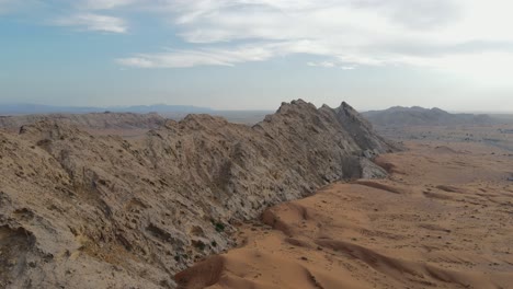 Vista-De-Drones-Paisaje-De-La-Cordillera-Al-Faya-De-Los-Emiratos-árabes-Unidos,-Desierto-Mleiha-De-Sharjah,-Desierto-De-Al-Faya,-Montañas-Hajar,-Imágenes-De-Drones-De-Invierno-De-4k