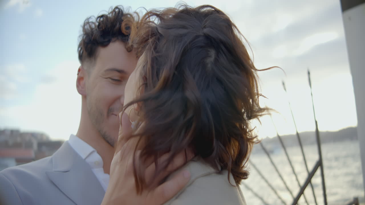 야외에서 키스하는 커플