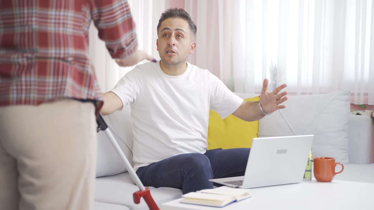 mientras el hombre trabaja en casa, la mujer barre la casa.