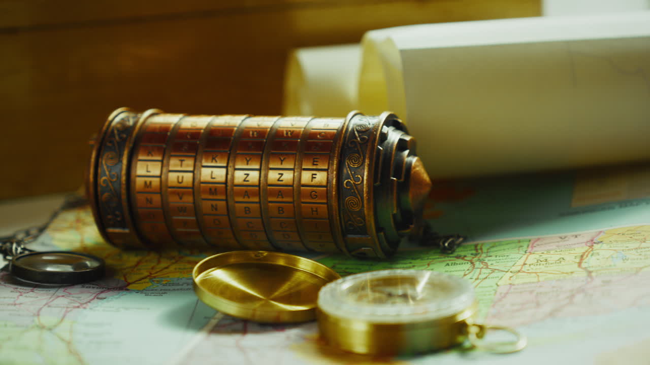 Il movimento di scorrimento rivela un cryptex tra mappa e bussola, creando un senso di indizi a strati e scoperta, adatto per contenuti in stile caccia al tesoro o escape room