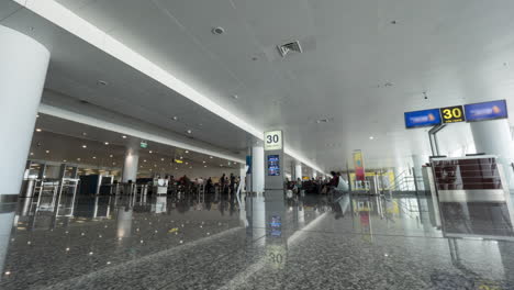 lapso de tiempo de las personas que caminan en la sala del aeropuerto y el puesto de control de seguridad