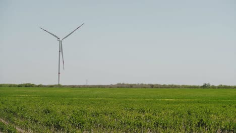 una gran turbina eólica en una granja de energía eólica en tamaulipas, méxico, plano general