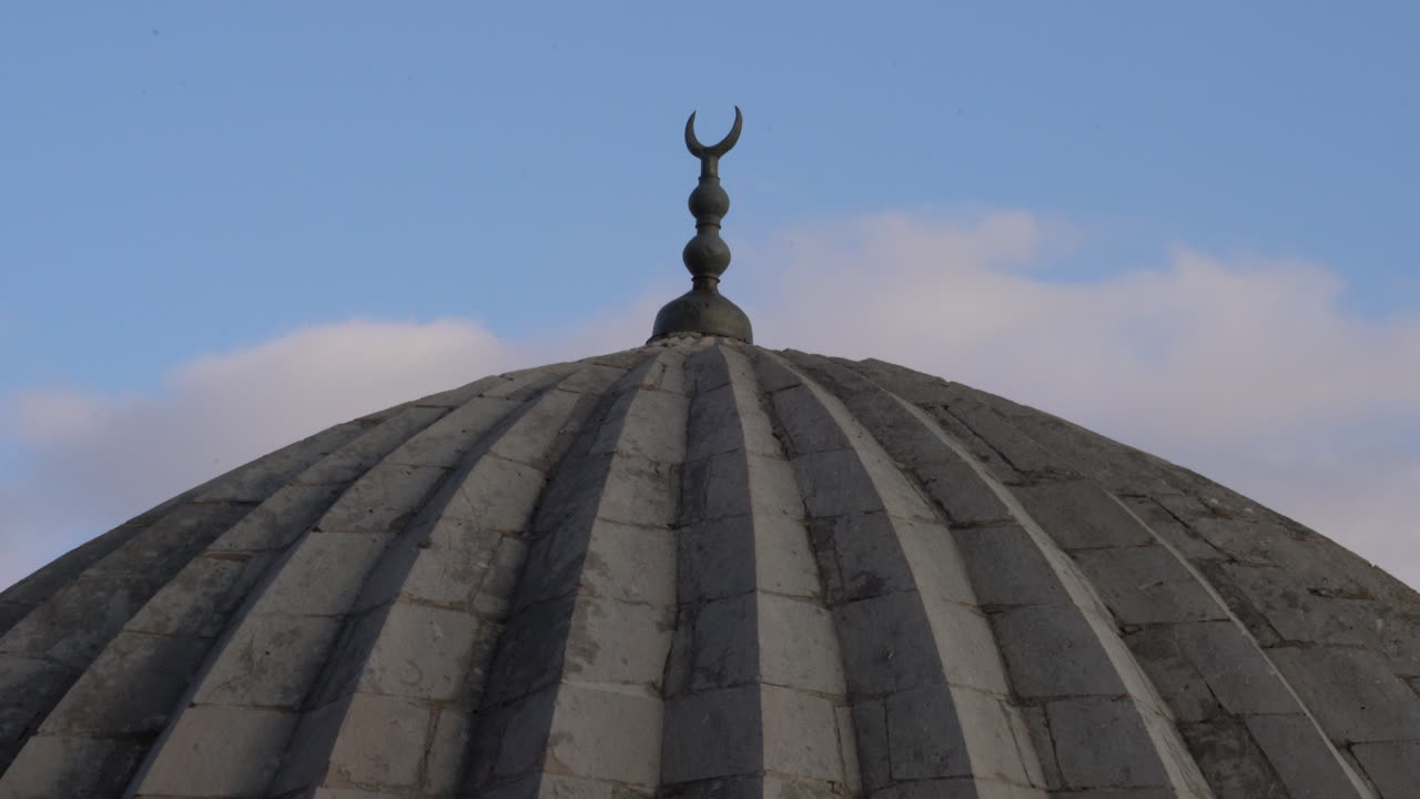 la cámara se acerca al pilar de metal en una de las cúpulas de la madrasa zinciriye y lo ve de cerca