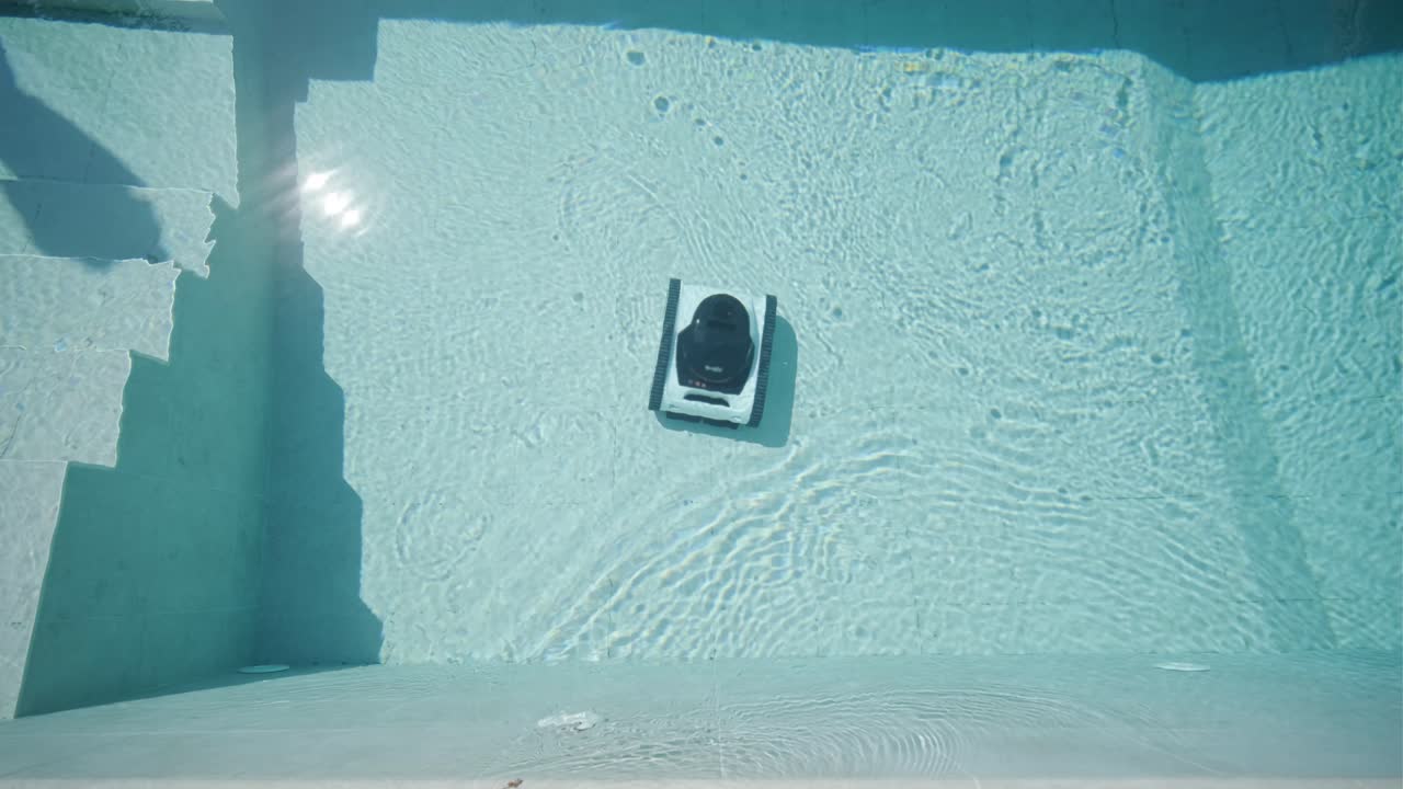 활동 중인 수영장 청소기