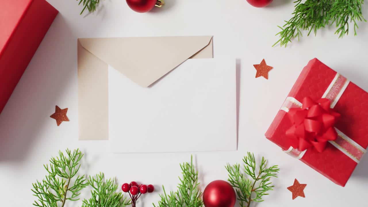 video de decoraciones de navidad rojas con sobres sobre fondo blanco