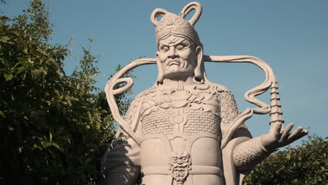 estatua de piedra de una deidad china