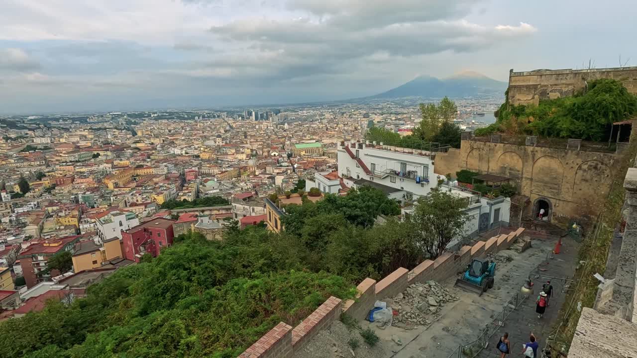 멀리 있는 산들과 구름이 가득한 하늘을 가진 경치 좋은 도시 풍경