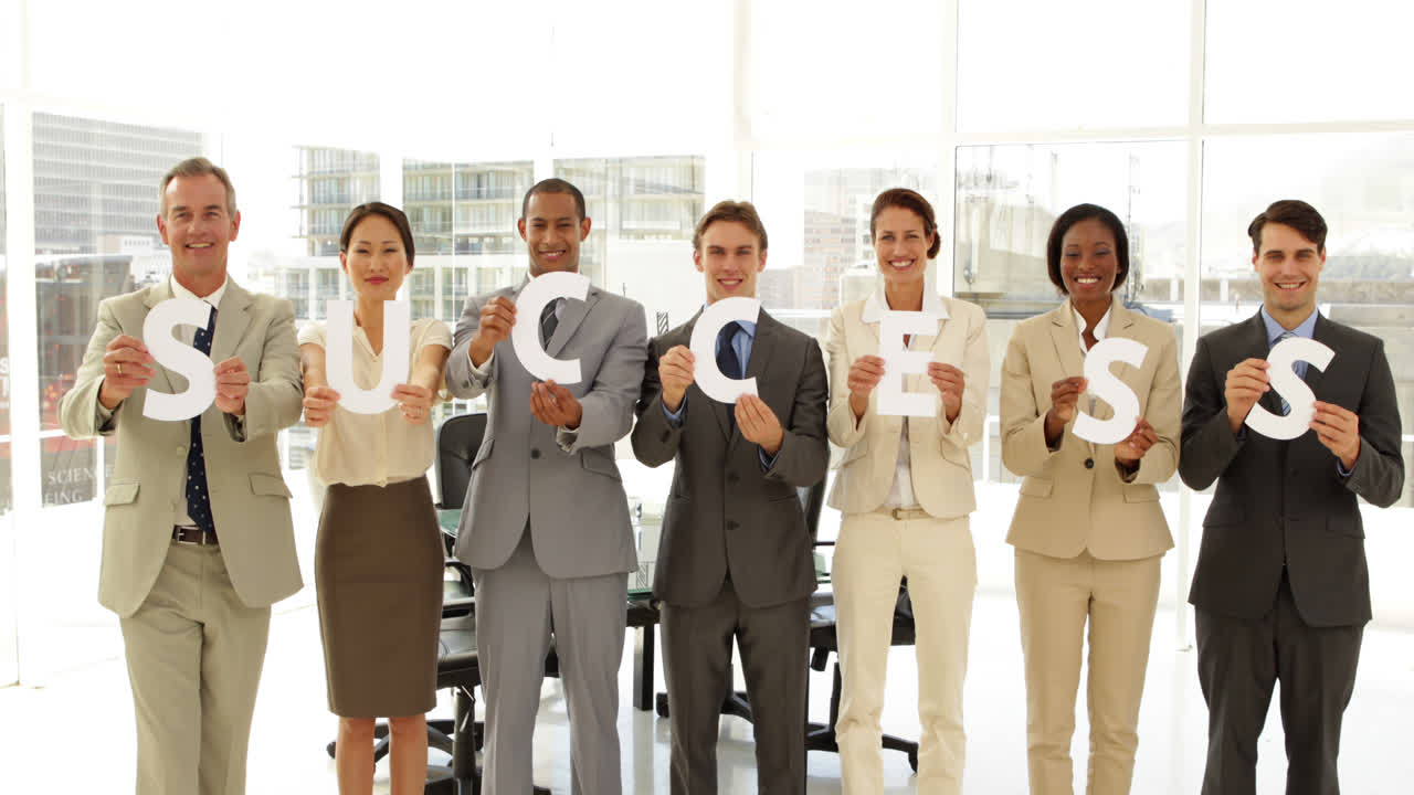 행복 한 사업가 들 이 편지 를 들고 성공 을 표기 하는 것